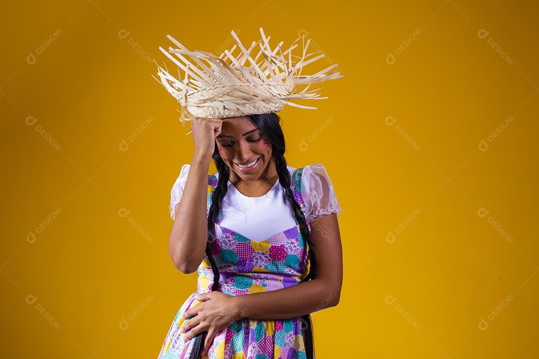 Garota vestida com roupas típicas para a festa junina brasileira dançando