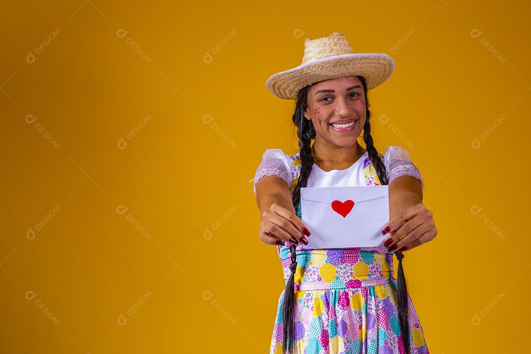 Festa Junina no Brasil, mulher surpreendida com carta de amor no festival brasileiro de junho vestindo fantasia