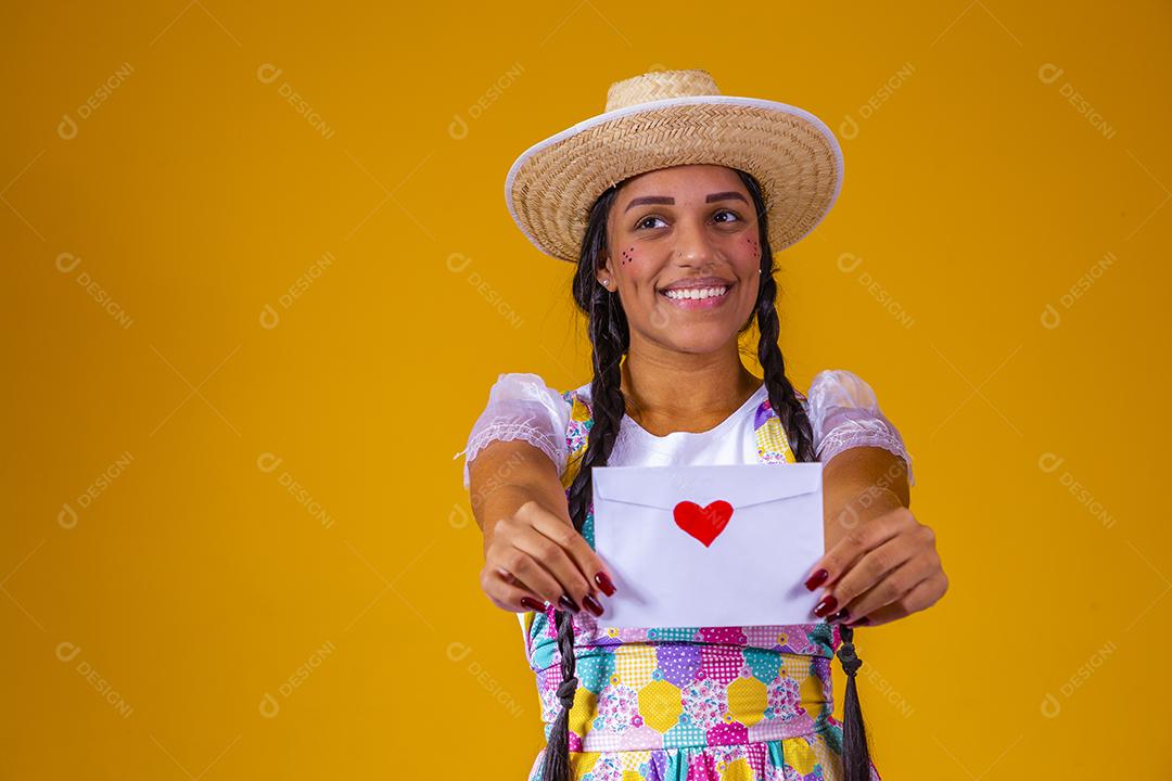Festa Junina no Brasil, mulher surpreendida com carta de amor no festival brasileiro de junho vestindo fantasia