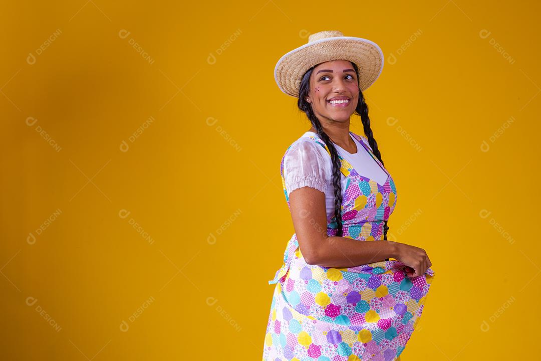 bela jovem morena com roupas típicas de festa junina brasileira. Linda mulher vestida para festa junina