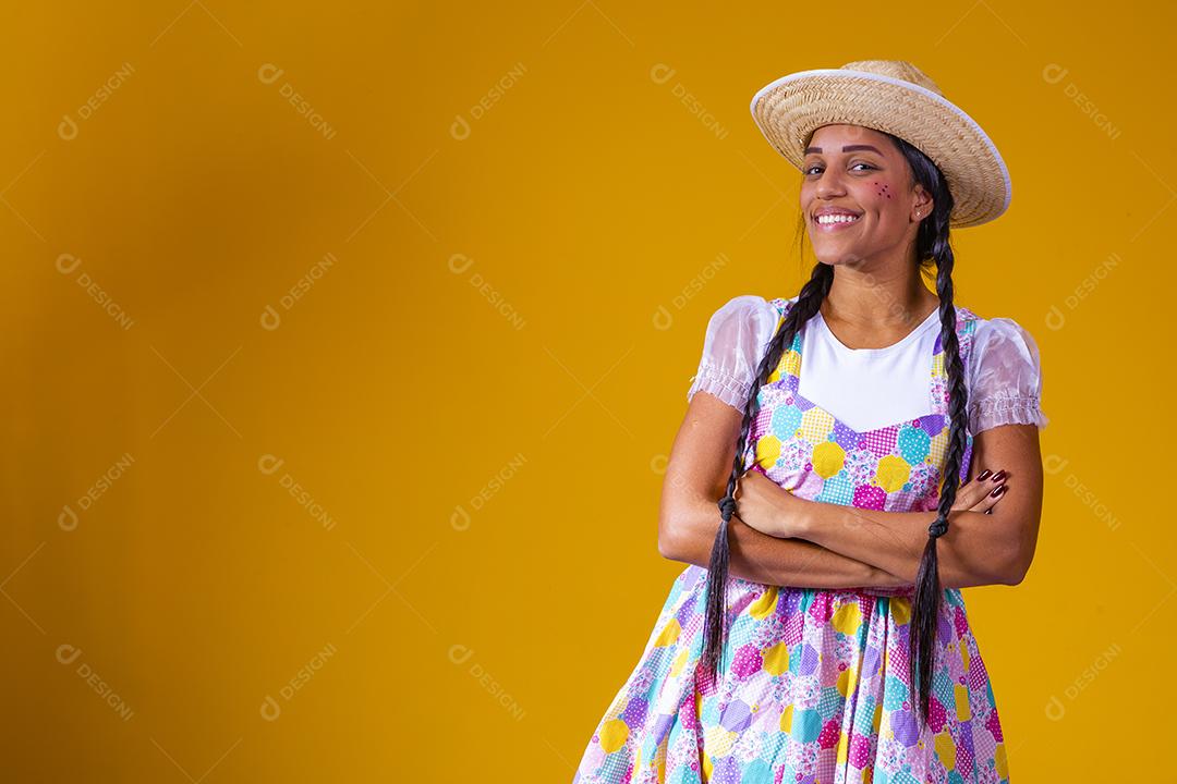 bela jovem morena com roupas típicas de festa junina brasileira. Linda mulher vestida para festa junina