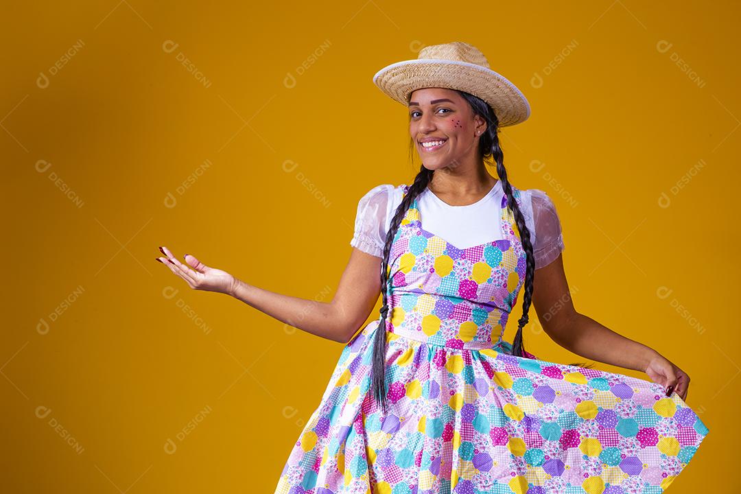 bela jovem morena com roupas típicas de festa junina brasileira. Linda mulher vestida para festa junina