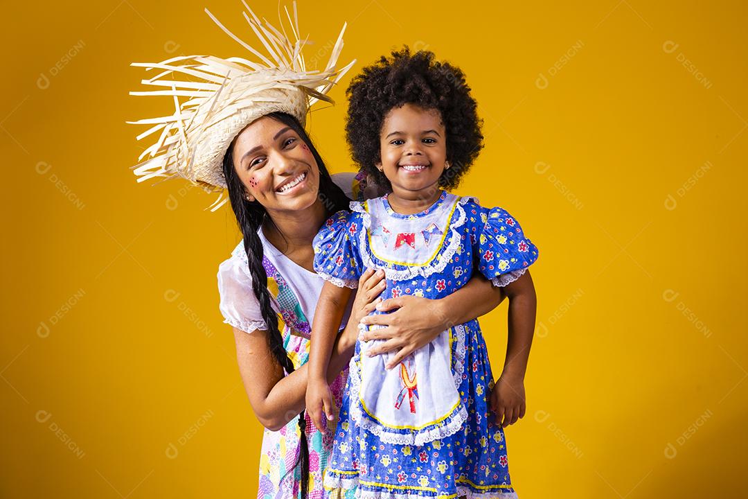 jovem mãe e filha vestida com roupa de festa junina para a festa junina.