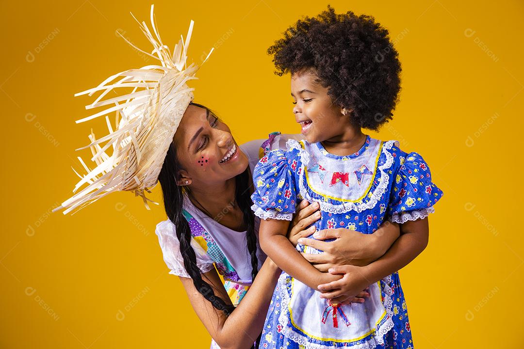 jovem mãe e filha vestida com roupa de festa junina para a festa junina.