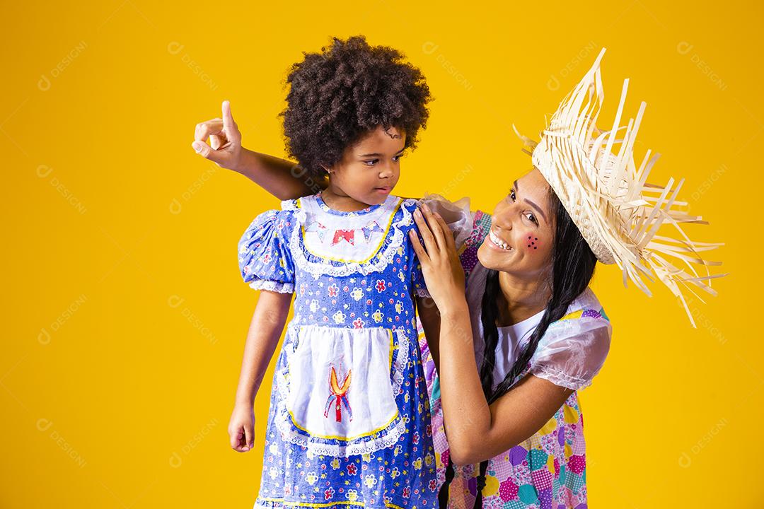 jovem mãe e filha vestida com roupa de festa junina para a festa junina.