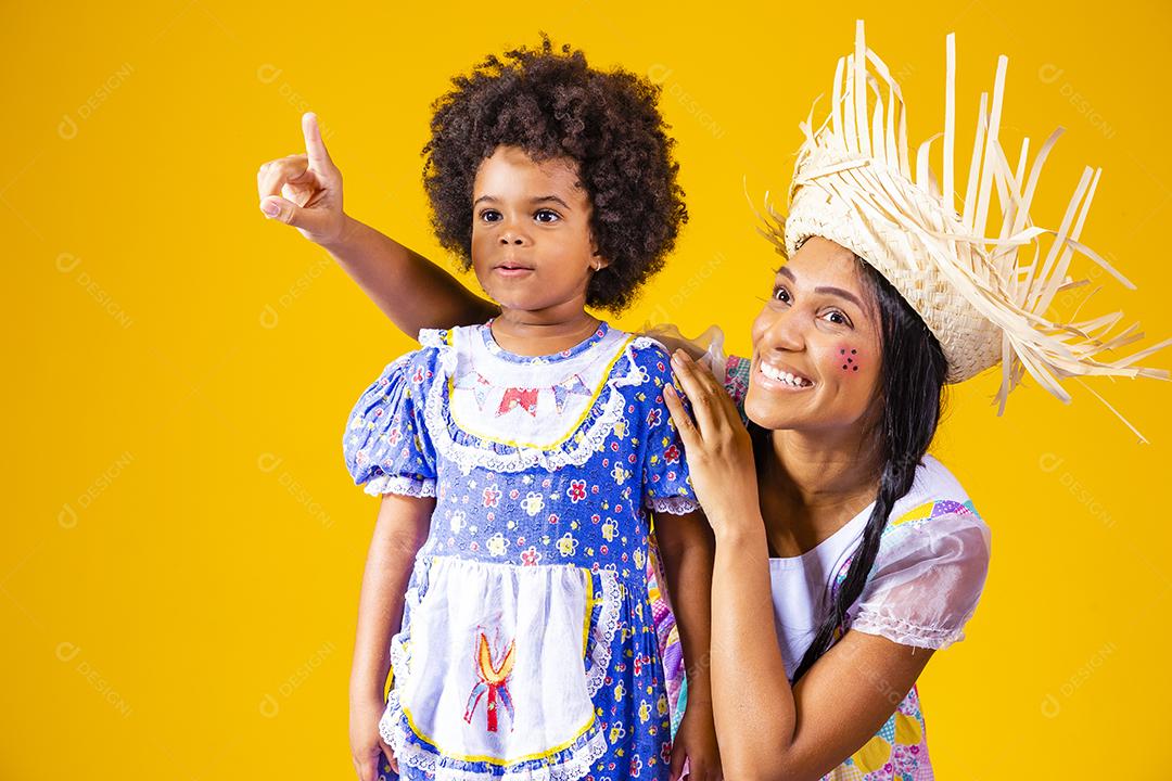 jovem mãe e filha vestida com roupa de festa junina para a festa junina.