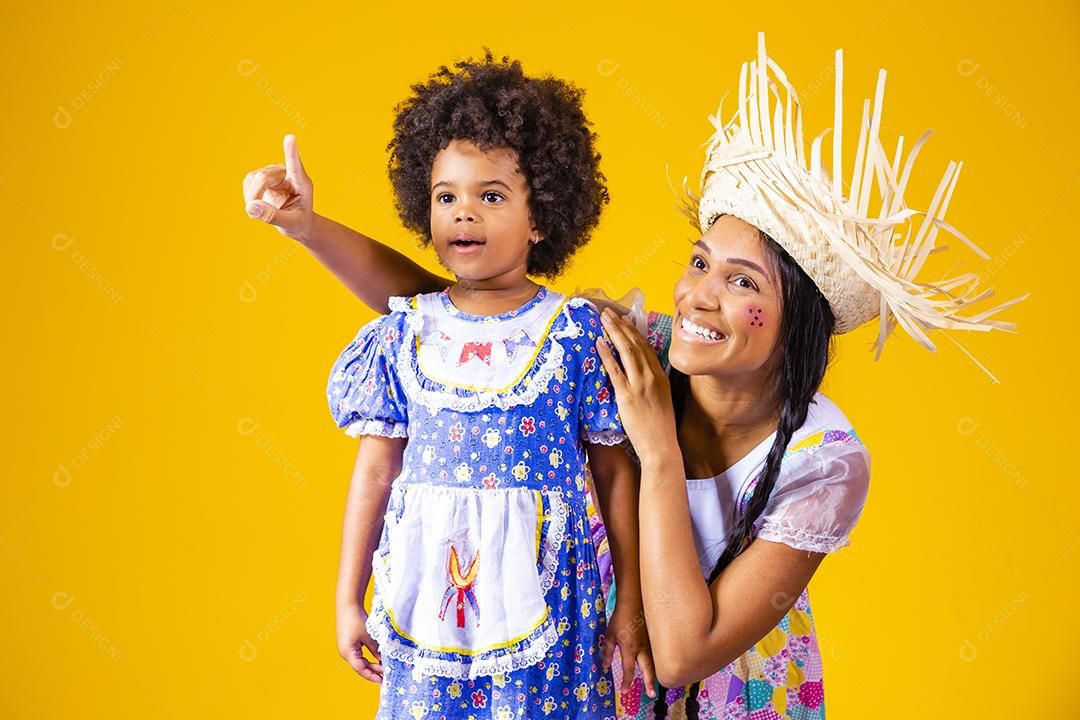 jovem mãe e filha vestida com roupa de festa junina para a festa junina.