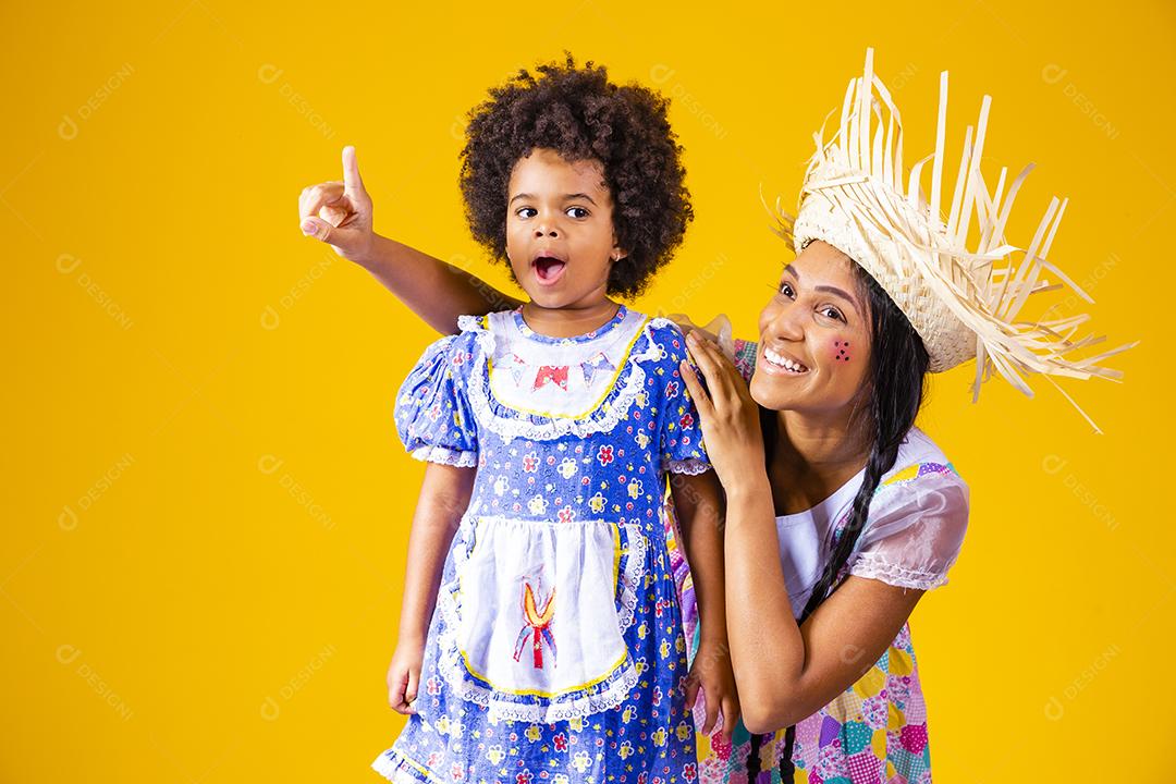 jovem mãe e filha vestida com roupa de festa junina para a festa junina.
