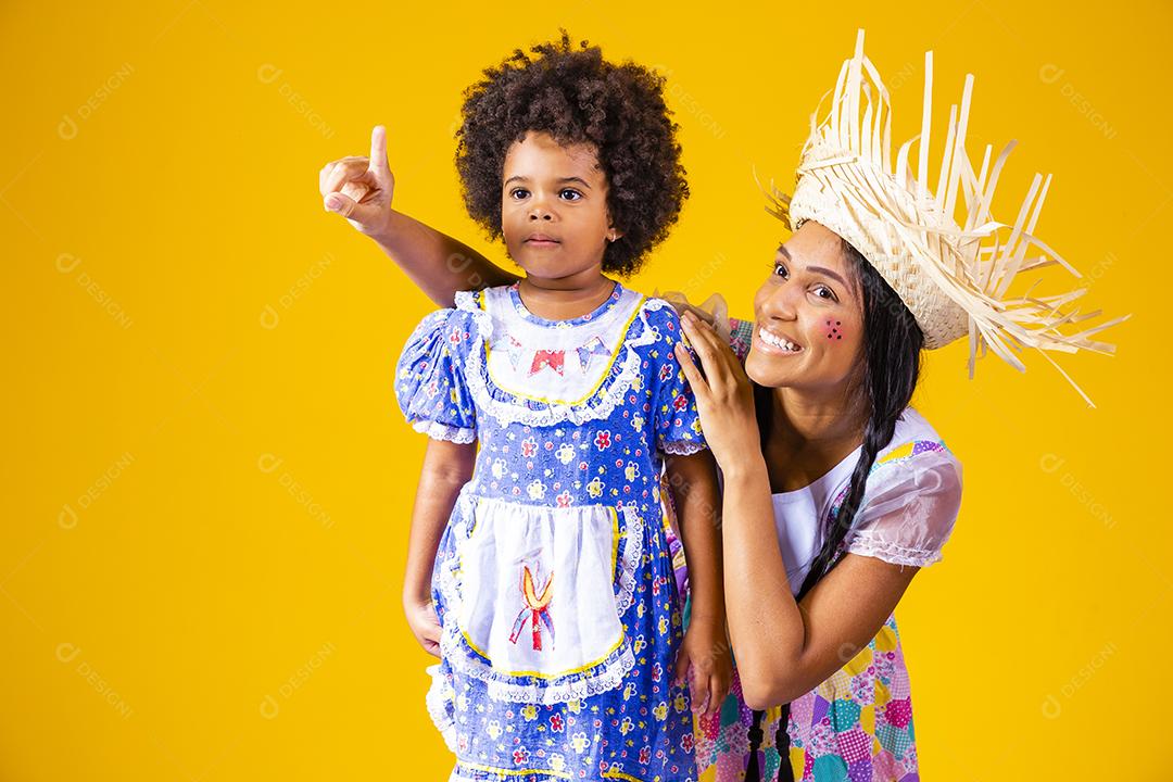 jovem mãe e filha vestida com roupa de festa junina para a festa junina.