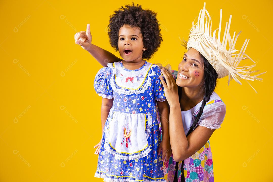 jovem mãe e filha vestida com roupa de festa junina para a festa junina.