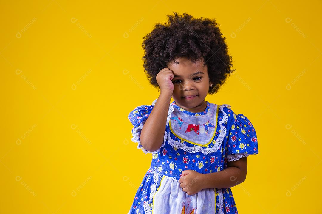 Menina afro vestida com roupa de festa junina Celebração de junho. Miúdo