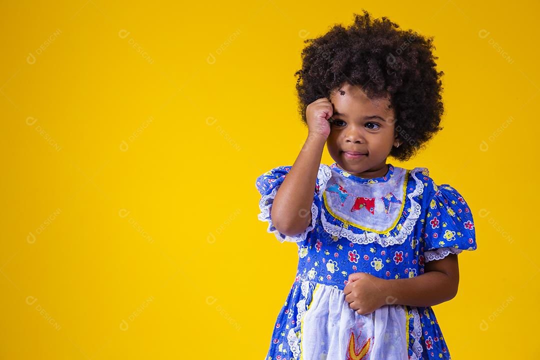 Menina afro vestida com roupa de festa junina Celebração de junho. Miúdo