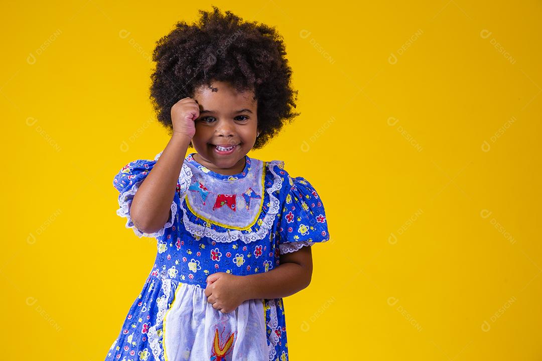 Menina afro vestida com roupa de festa junina Celebração de junho. Miúdo