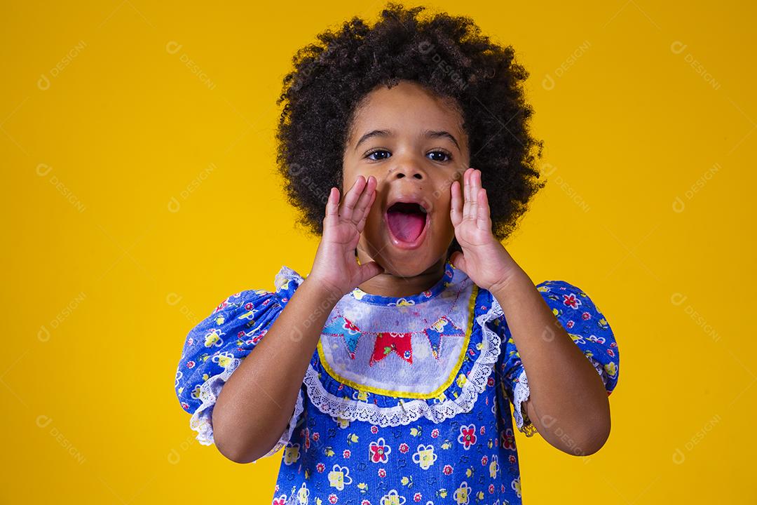 Menina afro vestida com roupa de festa junina Celebração de junho. Miúdo