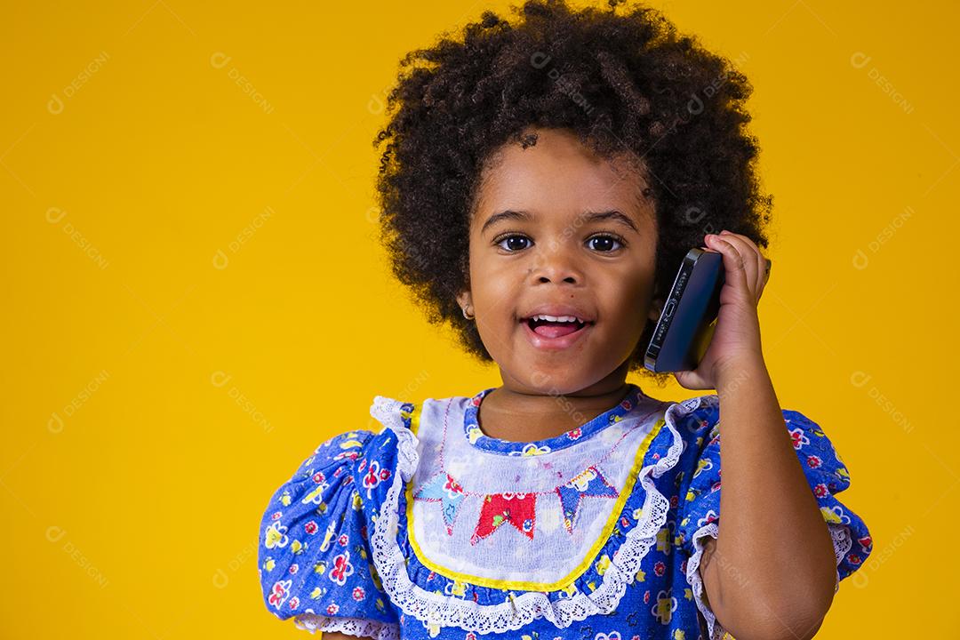 Menina linda criança mexendo em seu celular