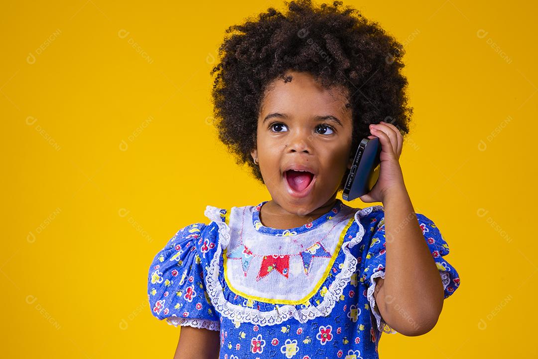 Menina linda criança mexendo em seu celular