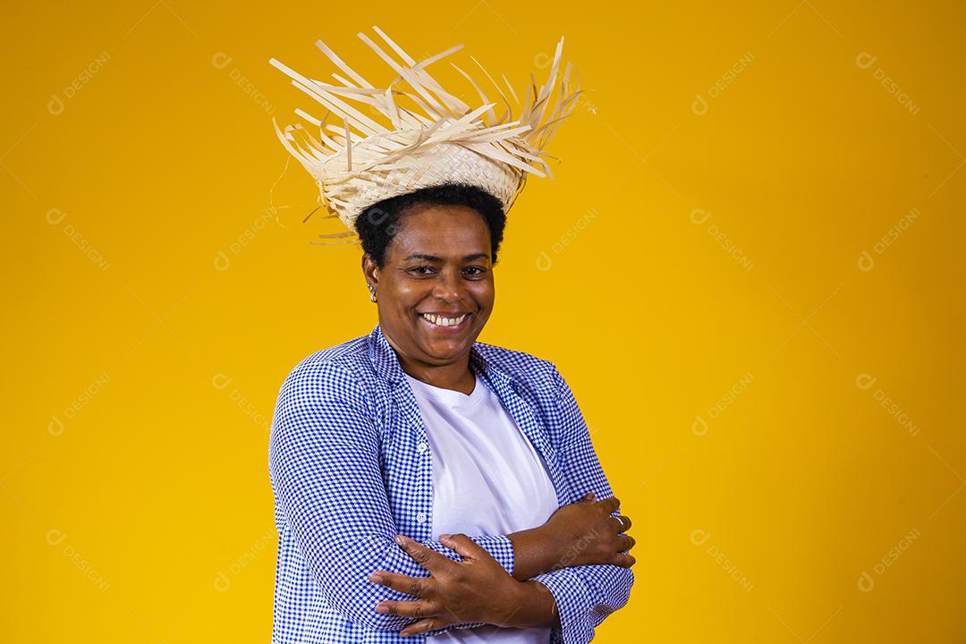 Mulher madura em roupas de festa junina