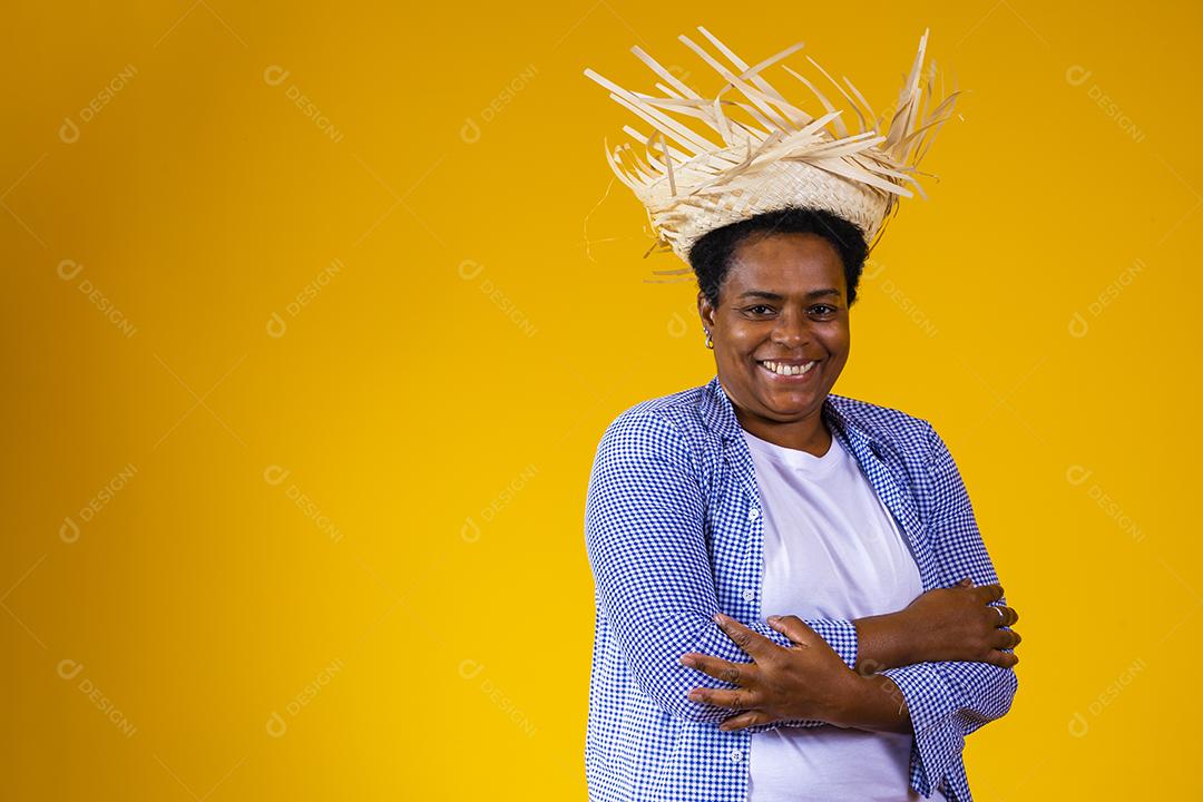 Mulher madura em roupas de festa junina