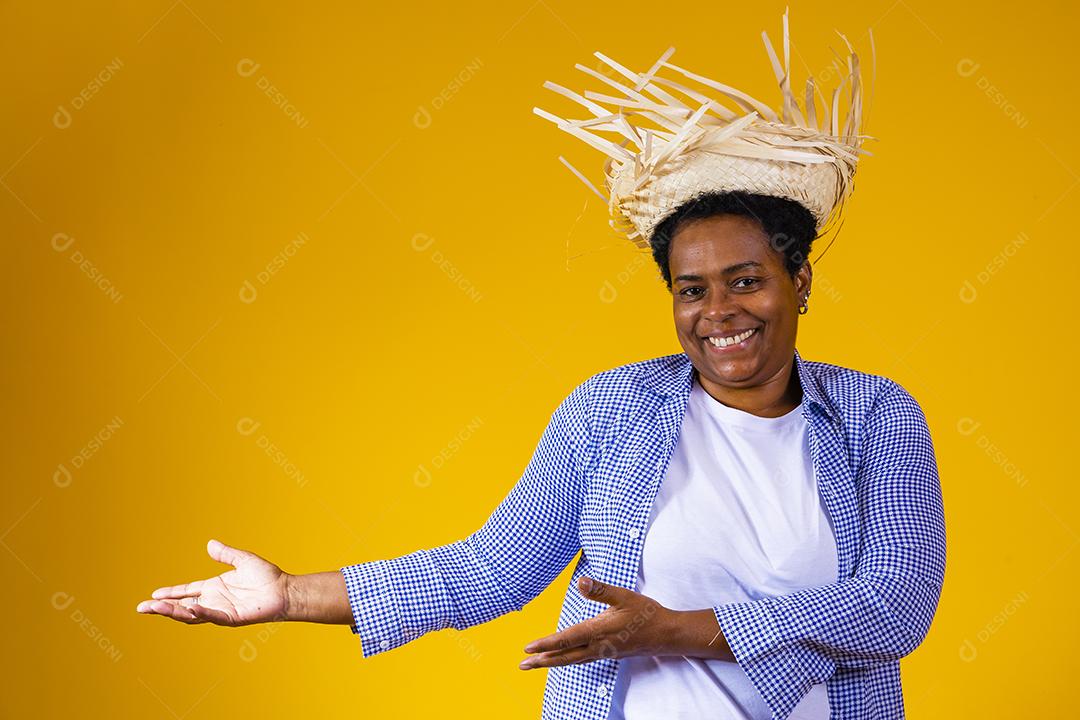 Mulher madura em roupas de festa junina