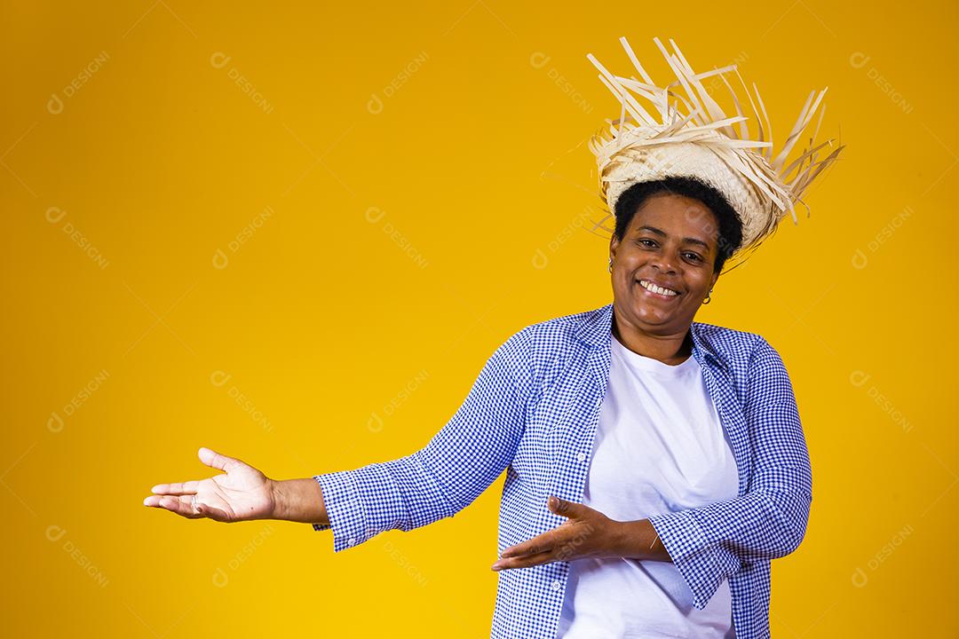 Mulher madura em roupas de festa junina