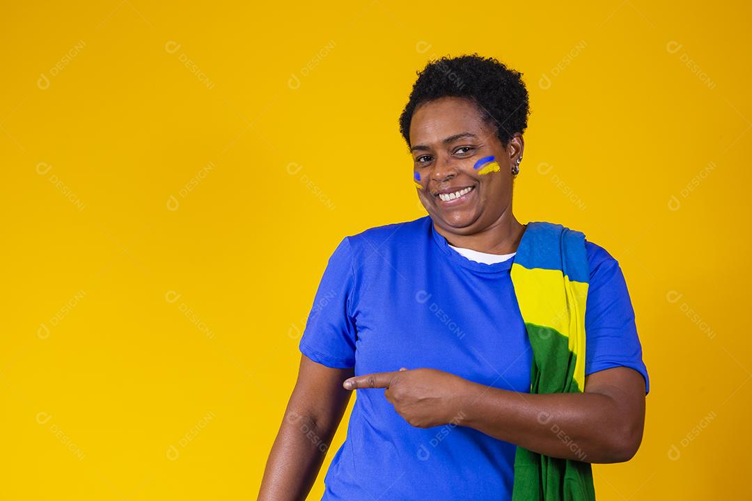 líder de torcida de mulher negra mais velha do brasil apontando para