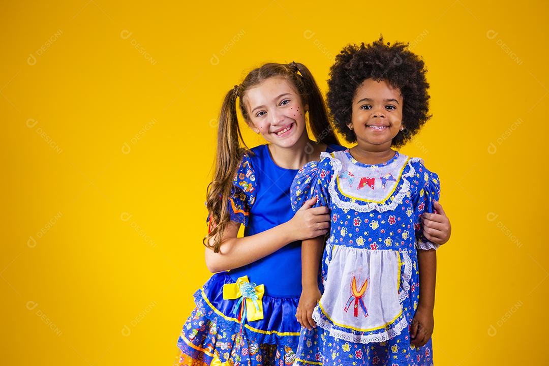 Meninas Lindas irmãs crianças sobre fundo amarelo