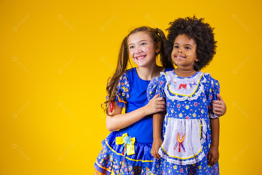 Meninas Lindas irmãs crianças sobre fundo amarelo