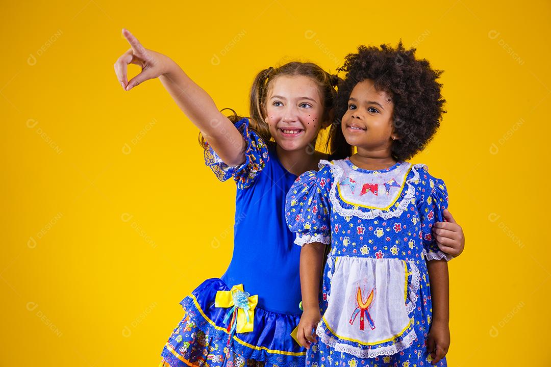 Crianças com roupas típicas da famosa festa brasileira chamada Festa Junina em comemoração ao São João