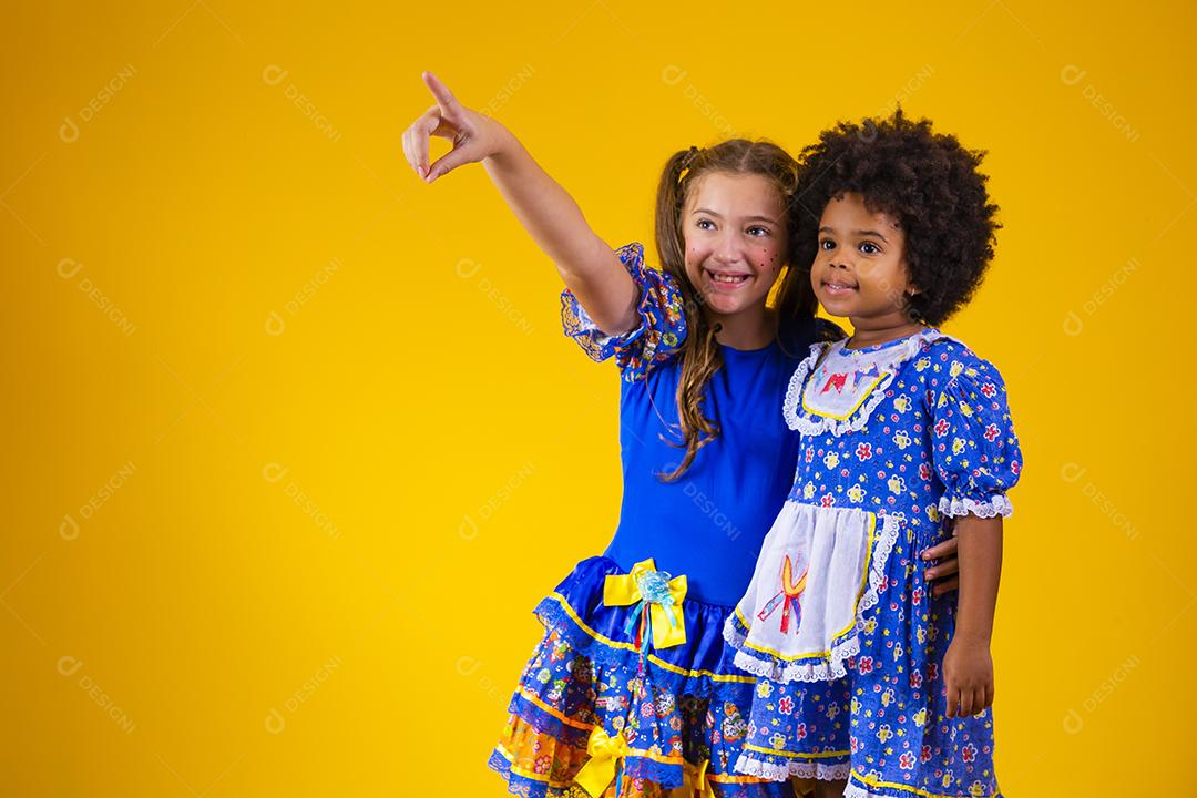 Crianças com roupas típicas da famosa festa brasileira chamada Festa Junina em comemoração ao São João