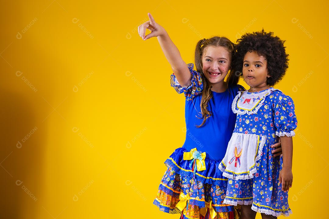 Crianças com roupas típicas da famosa festa brasileira chamada Festa Junina em comemoração ao São João
