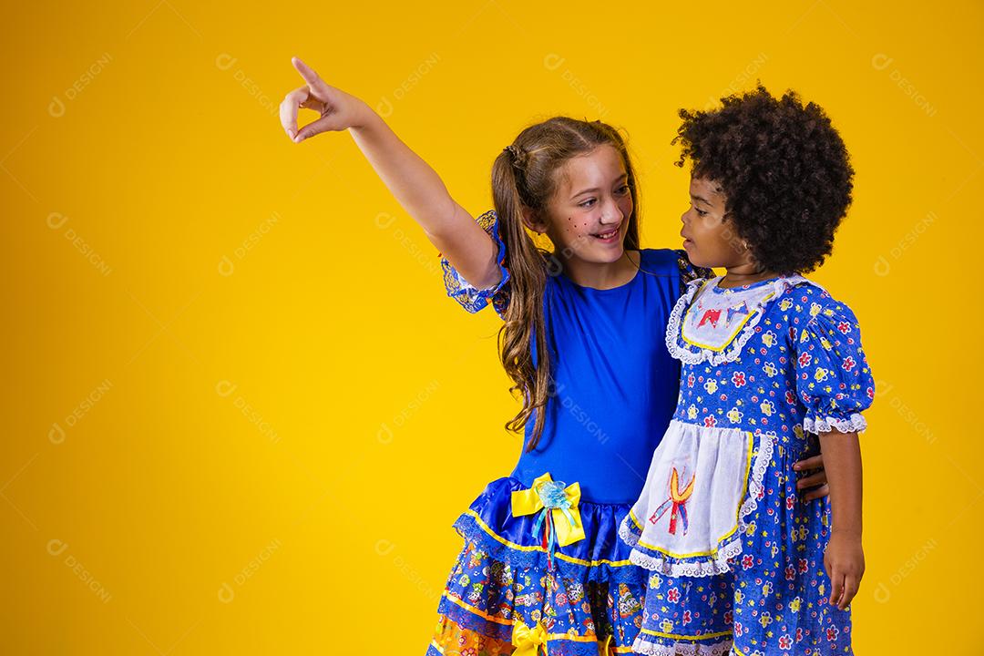 Crianças com roupas típicas da famosa festa brasileira chamada Festa Junina em comemoração ao São João