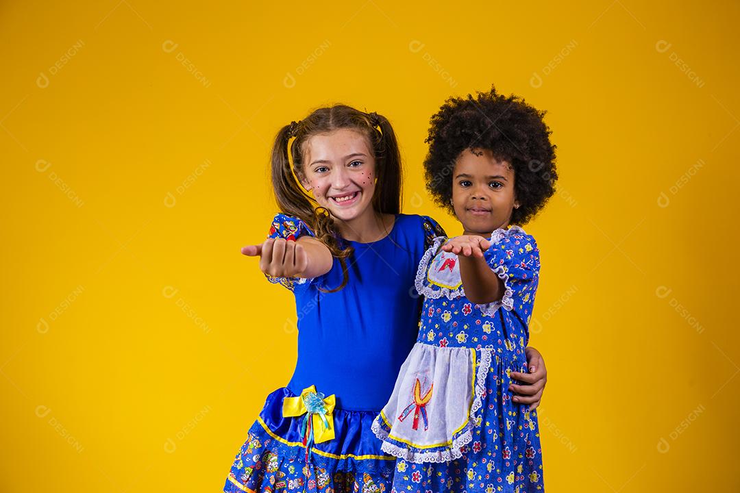 Crianças com roupas típicas da famosa festa brasileira chamada Festa Junina em comemoração ao São João