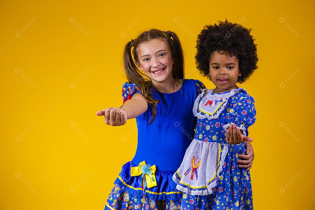 Crianças com roupas típicas da famosa festa brasileira chamada Festa Junina em comemoração ao São João