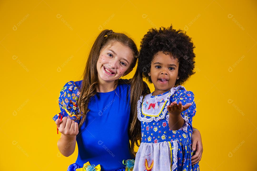 Crianças com roupas típicas da famosa festa brasileira chamada Festa Junina em comemoração ao São João