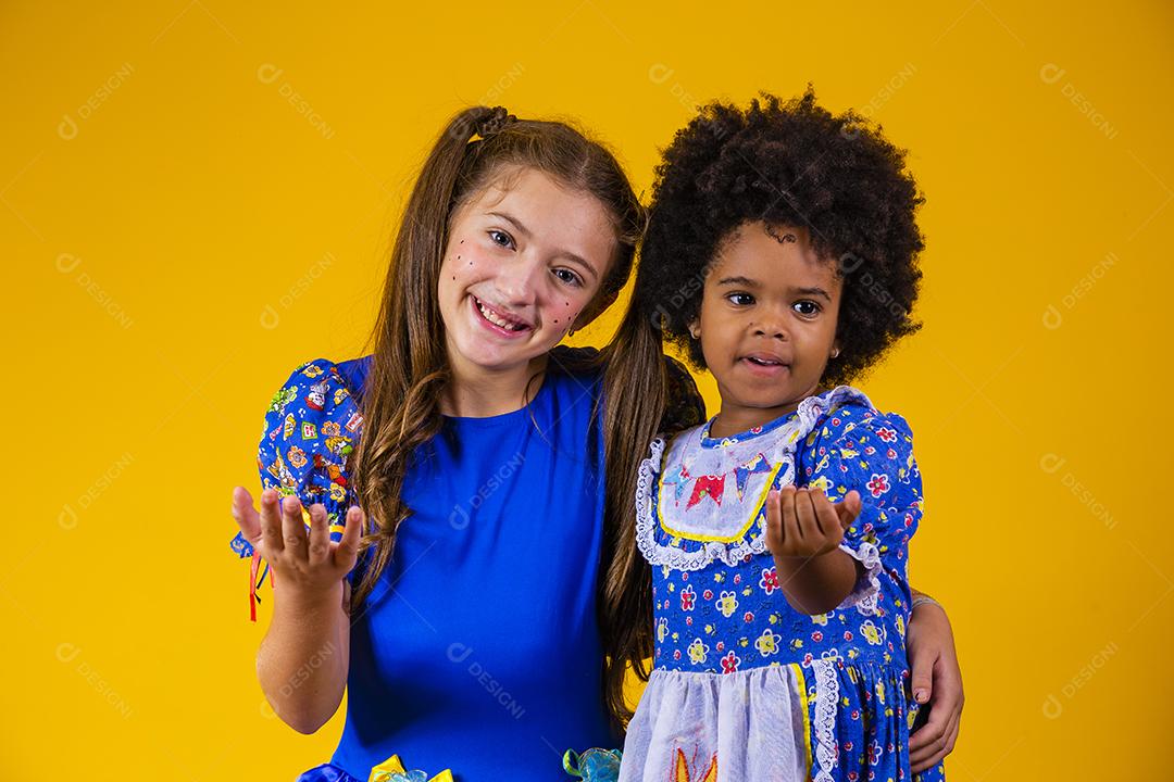 Crianças com roupas típicas da famosa festa brasileira chamada Festa Junina em comemoração ao São João