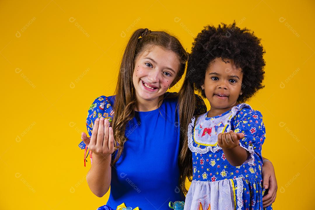 Crianças com roupas típicas da famosa festa brasileira chamada Festa Junina em comemoração ao São João