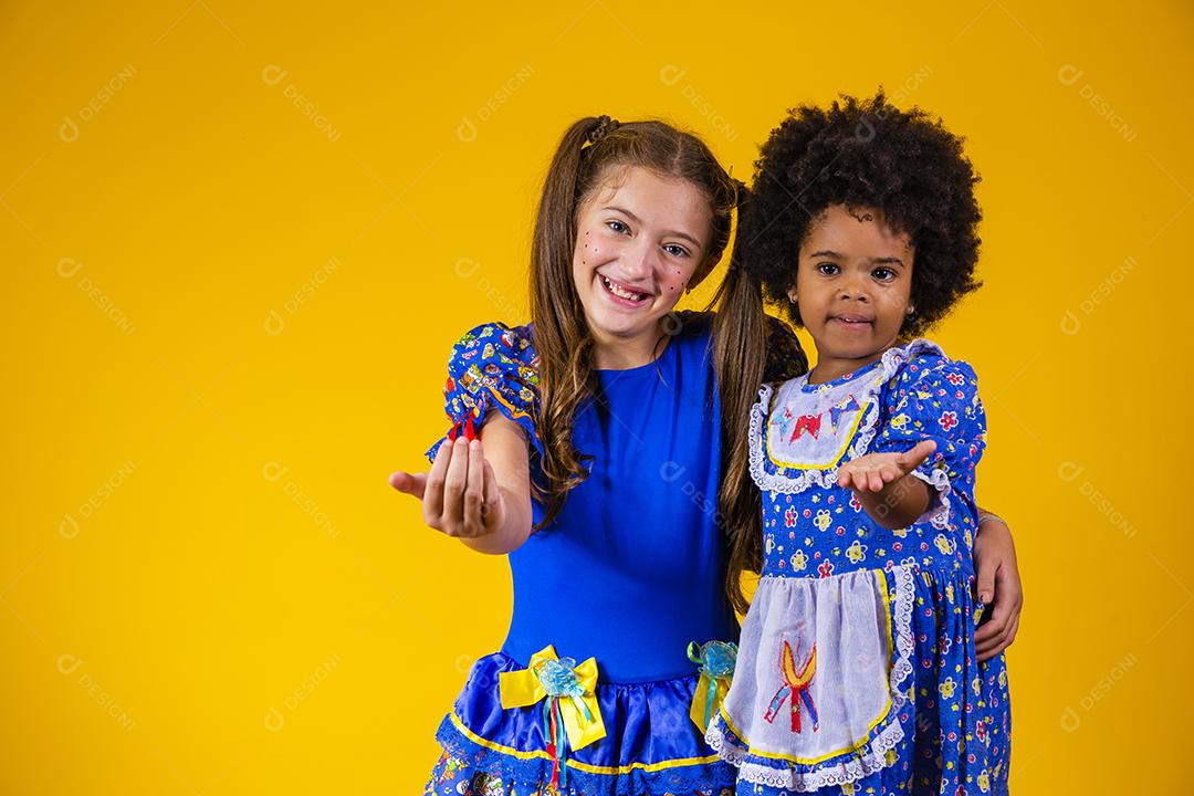 Crianças com roupas típicas da famosa festa brasileira chamada Festa Junina em comemoração ao São João