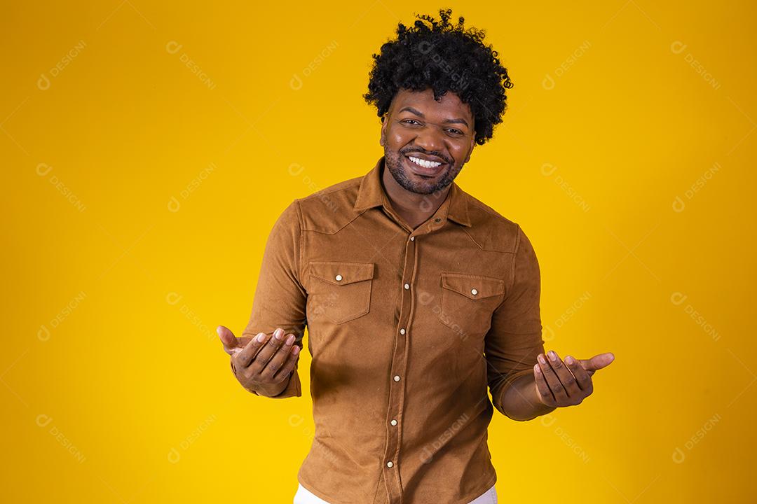 Homem afro brasileiro, com gesto chamando, vem, vem, convida, recebe, acolhe, feliz, sorridente, autruísmo