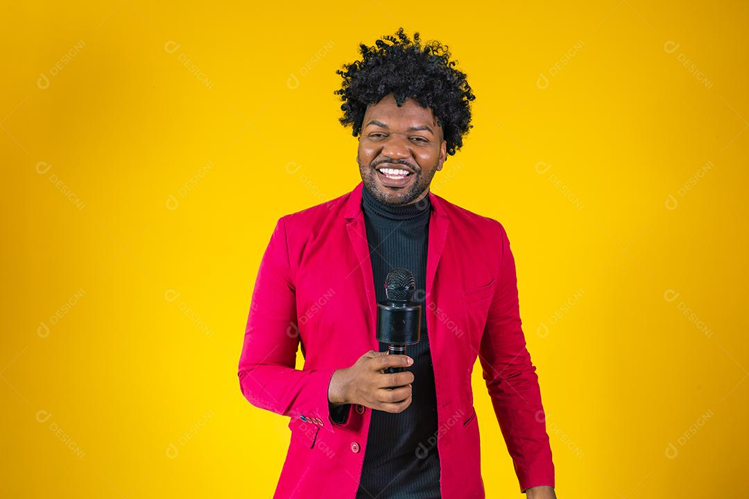 Alegre negro milenar segurando microfone e cantando para a câmera, jovem alegre hipster afro-americano