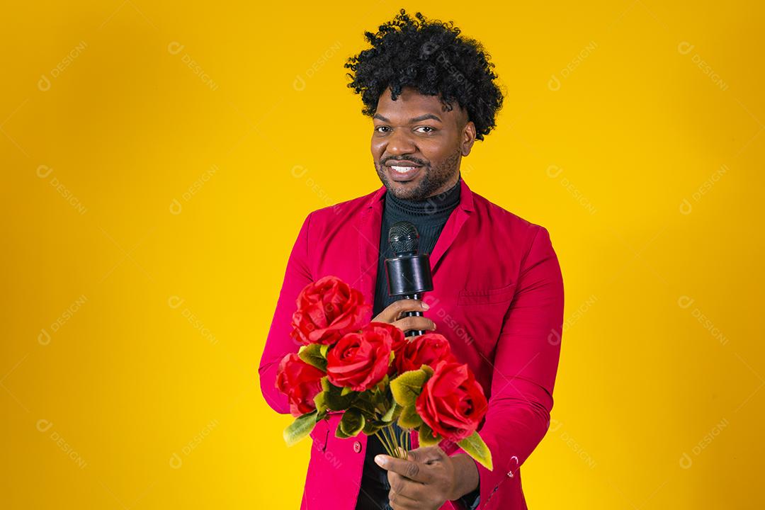 Homem moreno segurando buque de flores vermelho sobre fundo amarelo