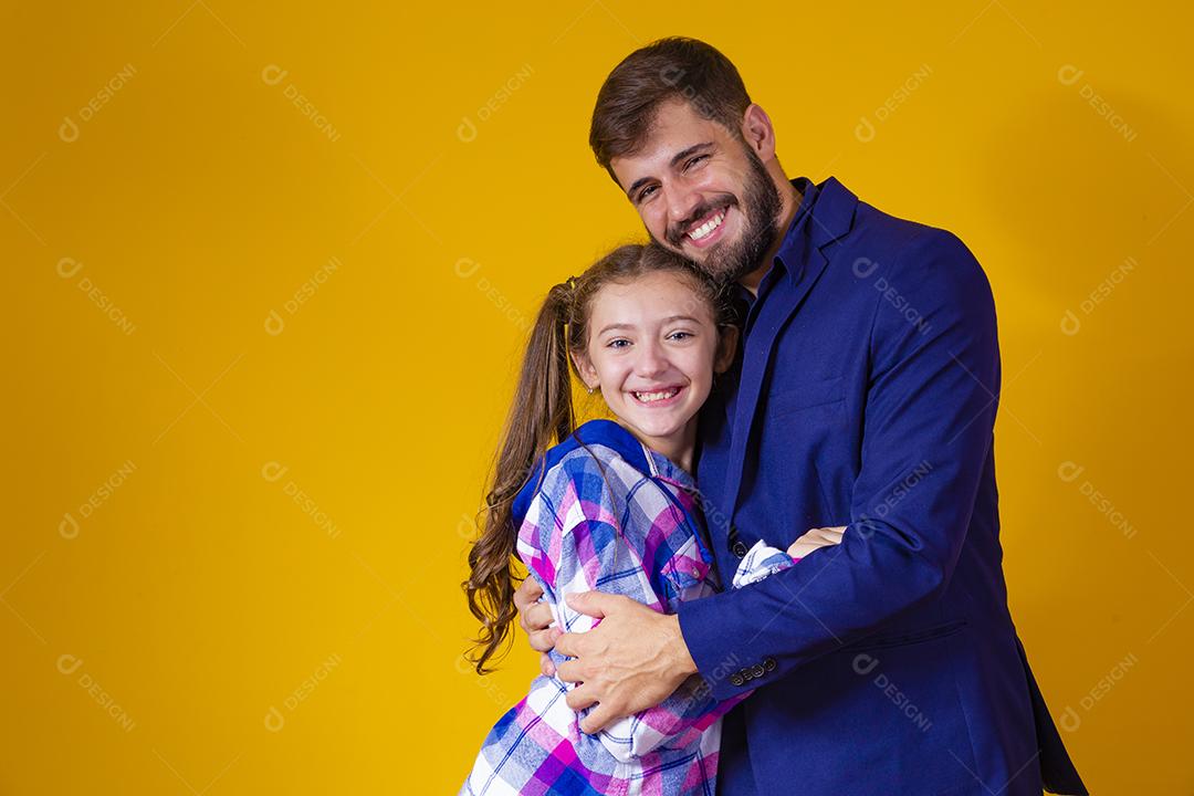 amoroso pai e filha em fundo amarelo. Dia dos Pais