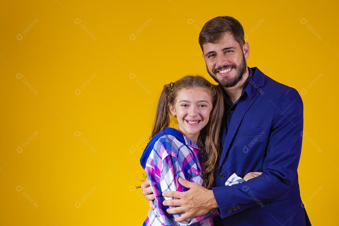 amoroso pai e filha em fundo amarelo. Dia dos Pais