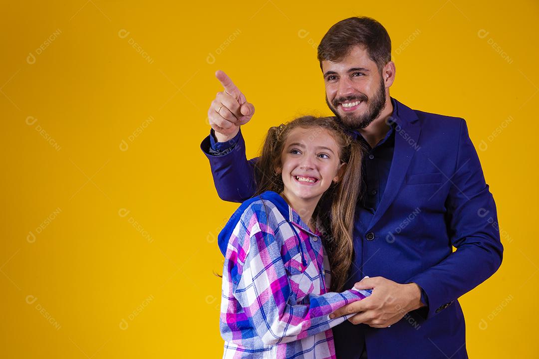 pai e filha em fundo amarelo com espaço para texto. Pai aponta para o horizonte mostrando algo para sua filha.