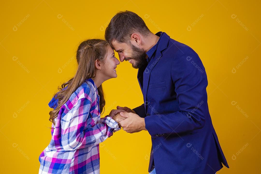 amoroso pai e filha em fundo amarelo. Dia dos Pais