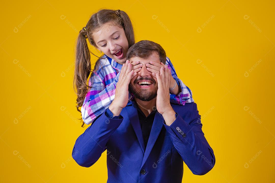 Pai com os olhos fechados. Filha alegre feliz brincando cobrindo os olhos do papai com as mãos prepare-se