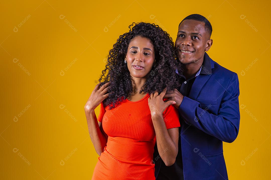 casal de namorados afro apaixonados em fundo amarelo.