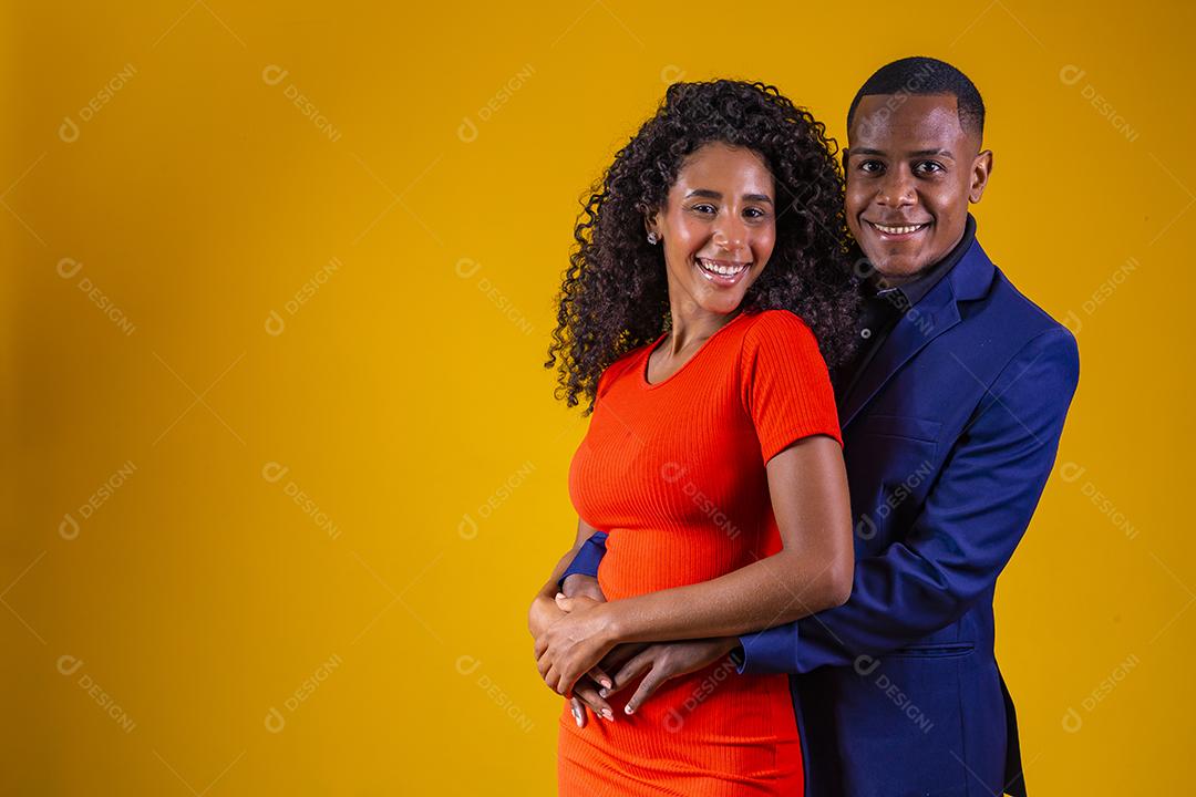 casal de namorados afro apaixonados em fundo amarelo.