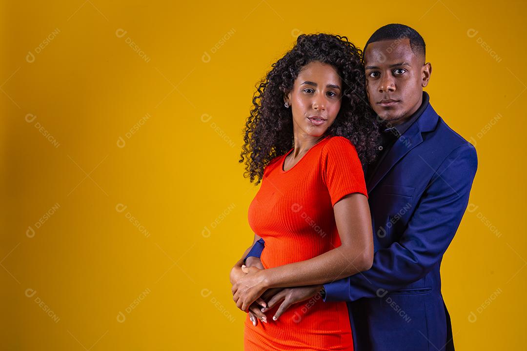 casal de namorados afro apaixonados em fundo amarelo.