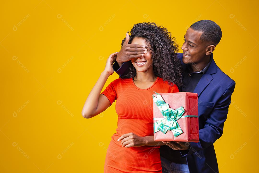 Namorada com os olhos fechados. Namorado jogando cobre os olhos da namorada para surpresa. Dia dos namorados