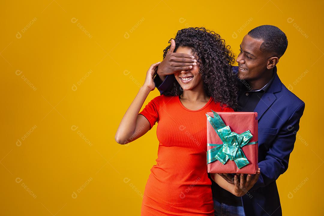 Namorada com os olhos fechados. Namorado jogando cobre os olhos da namorada para surpresa. Dia dos namorados